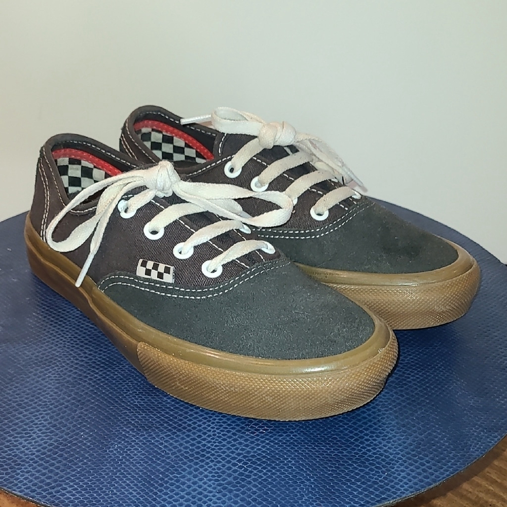 VANS Black Raven Gum Bottom Suede Women's Sneakers sz. 7. (#1559)